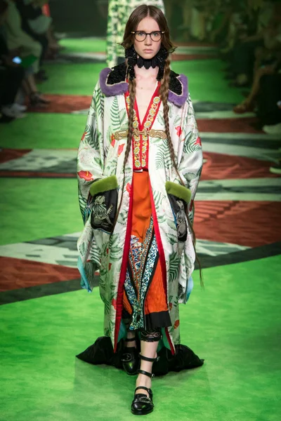 Look 17